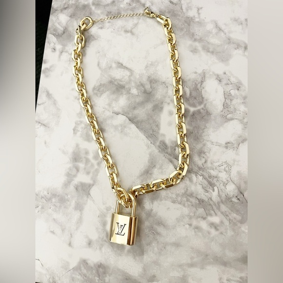 LOUIS VUITTON PadLock & Key #312 w/ 14k Gold Plated Unbranded Necklace - Picture 3 of 7